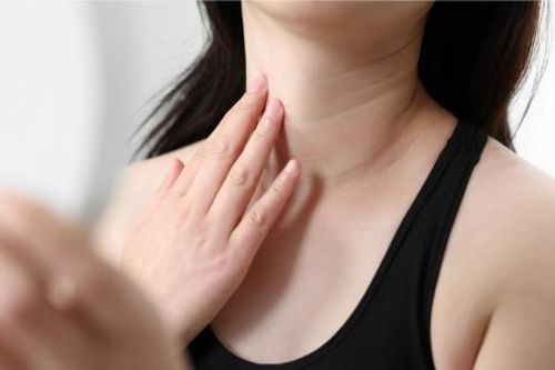 Nhìn nếp nhăn ở cổ biết người thường xuyên sử dụng điện thoại