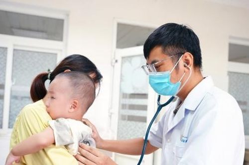 Gắp dị vật thức ăn trong đường thở cho bé trai 21 tháng tuổi