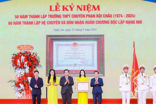 Trường THPT chuyên Phan Bội Châu đón nhận Huân chương Độc lập hạng Nhì