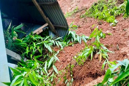 Di dời khẩn cấp 3 hộ dân ở huyện Quế Phong ra khỏi vùng sạt lở