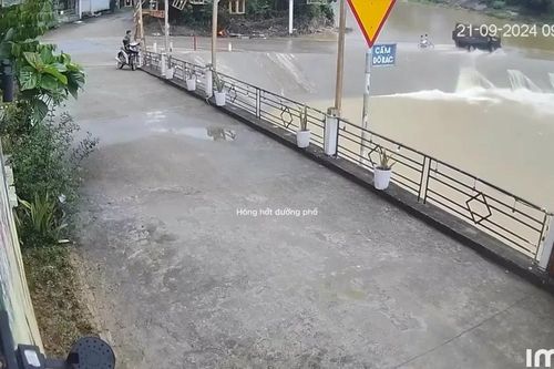 Thót tim 2 bé gái bị cuốn vào dòng nước siết khi đạp xe qua ngầm tràn