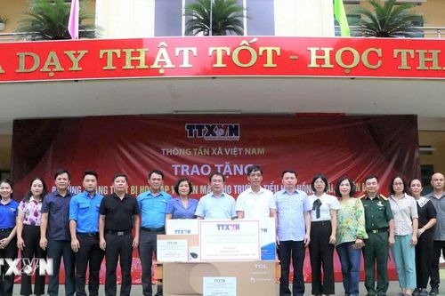 TTXVN tặng quà hỗ trợ trường học tại Yên Bái khắc phục thiệt hại bão số 3