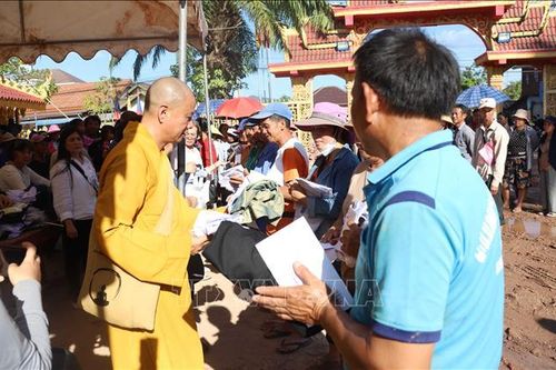 Thắm đượm tình nghĩa Việt Nam - Lào sau cơn mưa lũ