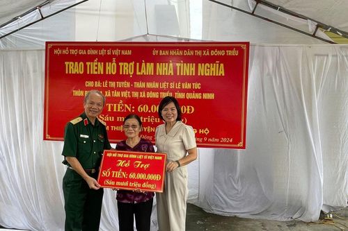Trao kinh phí hỗ trợ xây dựng nhà tình nghĩa cho thân nhân liệt sĩ