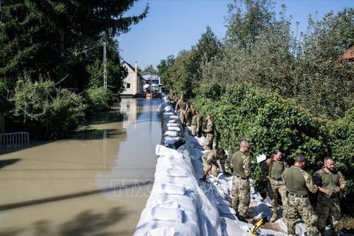 Mực nước sông Danube của Hungary dâng cao kỷ lục sau bão Boris