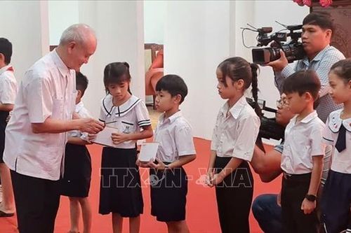Trao học bổng Quỹ khuyến học Phạm Văn Trà cho học sinh, sinh viên khó khăn