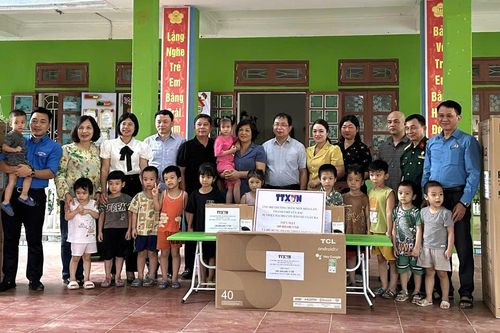 Lan tỏa tấm lòng nhân ái của cán bộ, phóng viên TTXVN tới thầy trò vùng lũ Yên Bái