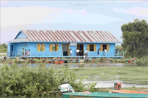 Quan tâm hỗ trợ việc học của con em người gốc Việt trên Biển Hồ Tonle Sap
