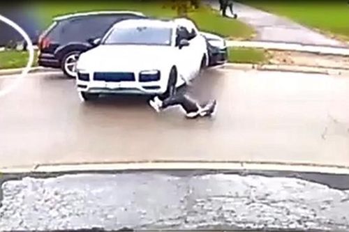 Clip: Cô gái đạp chân ga tông ngã người bán rồi cướp xe Porsche