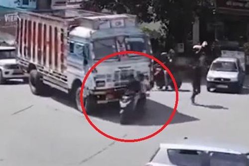 Clip: Va chạm, 2 người đàn ông đi xe máy bị cuốn vào gầm xe tải