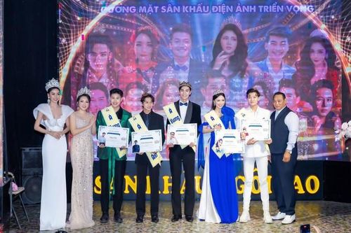 Nữ hoàng điện ảnh Michelle Dương diện dạ hội sang trọng trao giải cho thí sinh gương mặt sân khấu điện ảnh