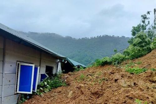Thanh Hóa: Mưa lớn gây sạt lở trường học, di chuyển 294 học sinh