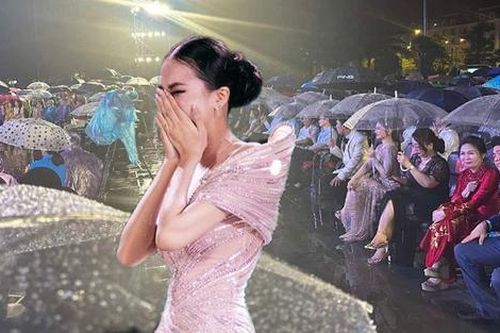 Thí sinh hoa hậu phải trình diễn áo tắm giữa thời tiết mưa trắng trời