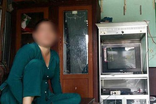 Thấy hàng xóm trúng số hàng tỷ, cặp vợ chồng liền vay tiền chơi vé số đến mức vỡ nợ