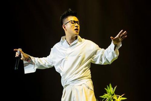 Nam ca sĩ Việt 'nổi nóng' trên sân khấu vì khán giả bỏ về, cách hành xử sau đó gây bất ngờ
