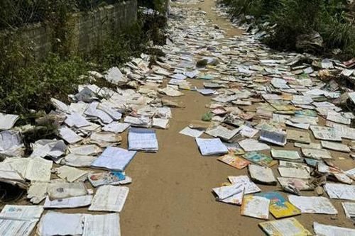 Sự thật cảnh sách vở phơi la liệt trước cổng trường sau mưa lũ ở Yên Bái