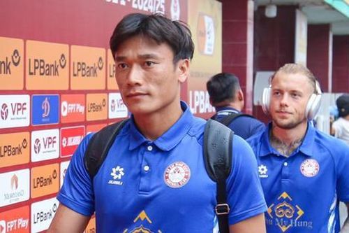 Thủ môn Bùi Tiến Dũng dự bị khi TPHCM hạ Bình Định