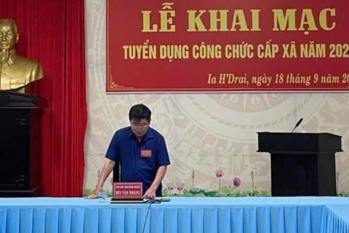 Cán bộ công đoàn là người dân tộc thiểu số được ưu tiên thế nào khi tuyển công chức?