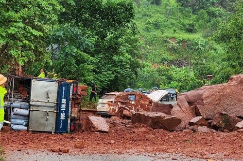 Sạt lở quốc lộ 6 qua Mộc Châu, giao thông tê liệt