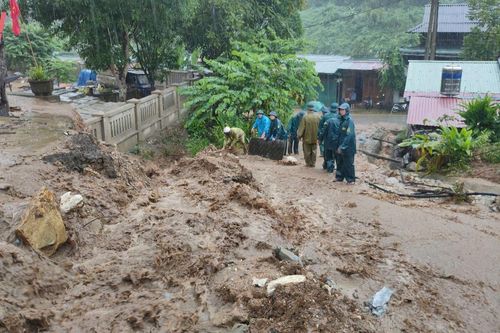 Xã Mường Chanh (Mường Lát) sơ tán khẩn cấp hàng chục hộ dân do lũ lớn