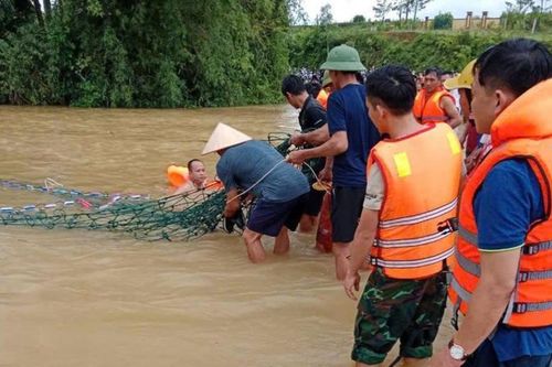 Đi qua đường bị ngập nước, nhiều người bị lũ cuốn trôi