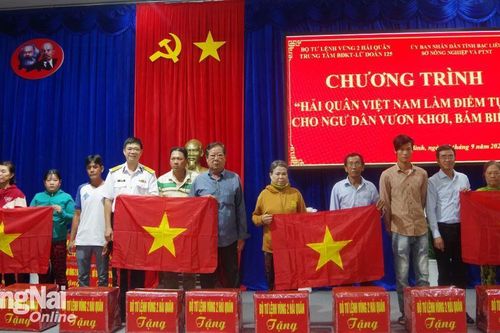 Tiếp tục thực hiện chương trình Hải quân làm điểm tựa cho ngư dân vươn khơi bám biển