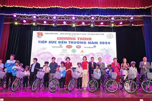 Trao 173 suất học bổng, 20 xe đạp cho học sinh vượt khó học giỏi ở TP. Pleiku
