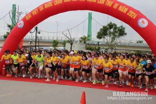 Trên 600 vận động viên dự giải việt dã 'Bước chân gắn kết' mở rộng tại thành phố Lạng Sơn
