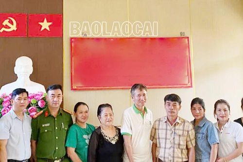 Công an xã Xuân Quang (Bảo Thắng): Tổ chức bàn giao túi vàng bị bỏ quên thùng đồ từ thiện cho chủ sở hữu