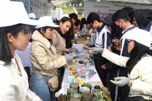 Phát động hưởng ứng Chiến dịch ''Làm cho thế giới sạch hơn''
