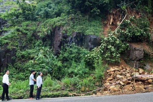 Chủ tịch UBND TP Bảo Lộc Ngô Văn Ninh kiểm tra công tác khắc phục sạt lở trên đèo Bảo Lộc