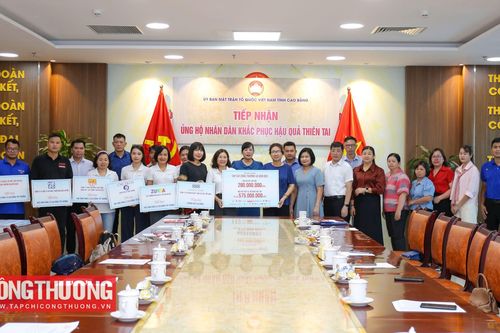 Tạp chí Công Thương và bạn đọc trao tặng tiền và sản phẩm trị giá 855 triệu đồng ủng hộ học sinh vùng lũ Cao Bằng