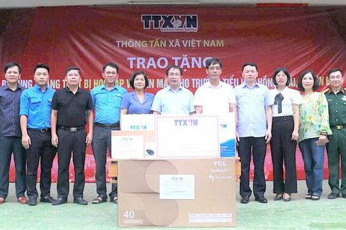 Thông tấn xã Việt Nam hỗ trợ cho trường học ở Yên Bái hơn 200 triệu đồng