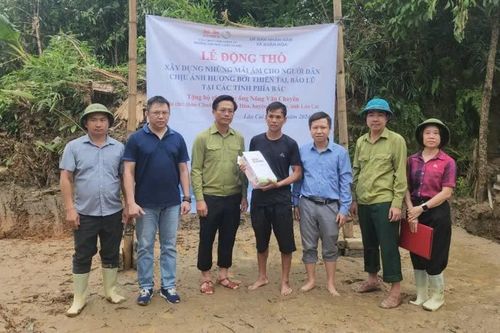 Cựu sinh viên Trường Đại học Luật Hà Nội xây dựng mái ấm cho người dân vùng lũ Bảo Yên