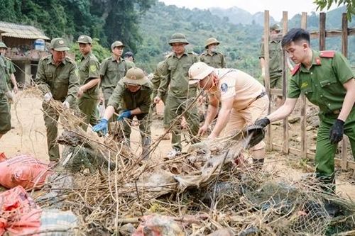 Công an tỉnh Sơn La giúp dân vệ sinh môi trường sau lũ