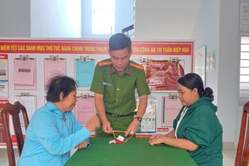 Nhặt được túi chứa vàng, đem nộp Công an nhờ trả lại
