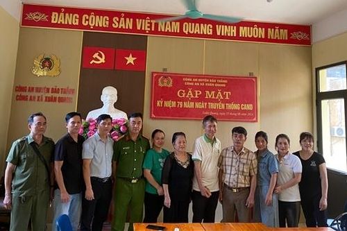 Công an xã bàn giao túi vàng bị bỏ quên trong thùng từ thiện cho chủ sở hữu