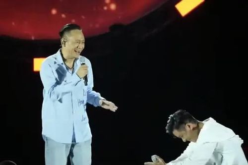 Lý do khiến Tuấn Hưng quỳ vái Duy Mạnh trên sân khấu?