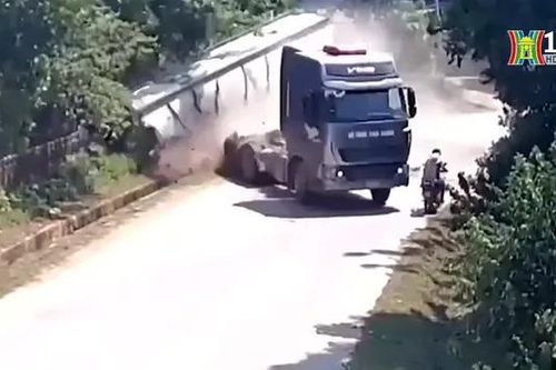 Nguy hiểm xe bồn tuột rơ-moóc khi đang lưu thông