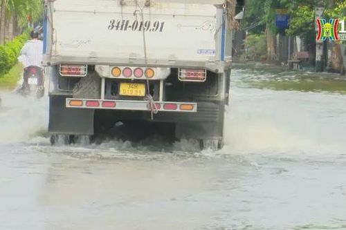 Thị xã Sơn Tây điều chuyển luồng phương tiện tránh đường ngập