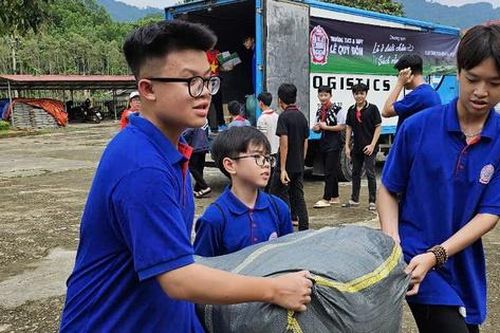 'Lũ ở dưới chân - Sách vẫn trên lưng'