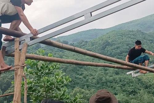Xuất hiện thêm điểm sạt lở, huyện Lạc Sơn di dời khẩn cấp người dân