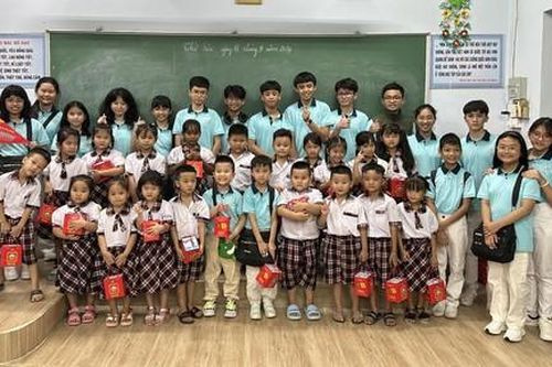 Khoảnh khắc ấm áp nơi vùng quê nghèo