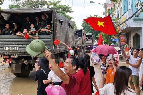 Cảm động hình ảnh người dân vùng lũ Yên Bái bịn rịn chia tay bộ đội