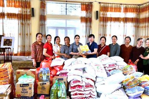 Hà Nội tiếp tục hỗ trợ người dân vùng ngập lụt vượt khó khăn