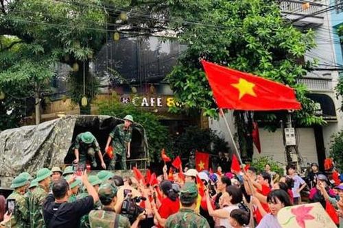 Nước mắt ngày chia tay chiến sĩ bộ đội tại vùng lũ Yên Bái