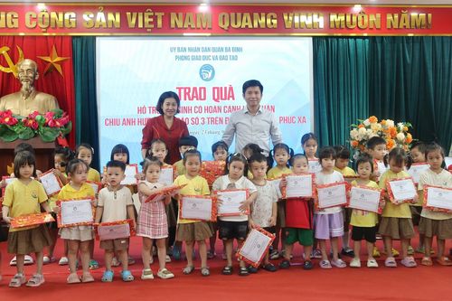 Tặng quà 123 học sinh khó khăn, tuyên dương giáo viên dạy miễn phí trong đợt bão số 3