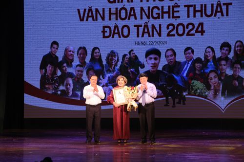 NSND Lệ Thủy nhận giải 'Thành tựu trọn đời'