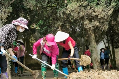 Công đoàn Yên Bái chung tay vệ sinh môi trường sau bão lũ