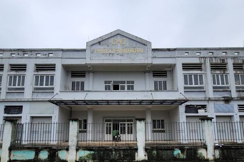 Hà Nội: Dân họp chợ trên vỉa hè, chợ dân sinh xây xong không sử dụng